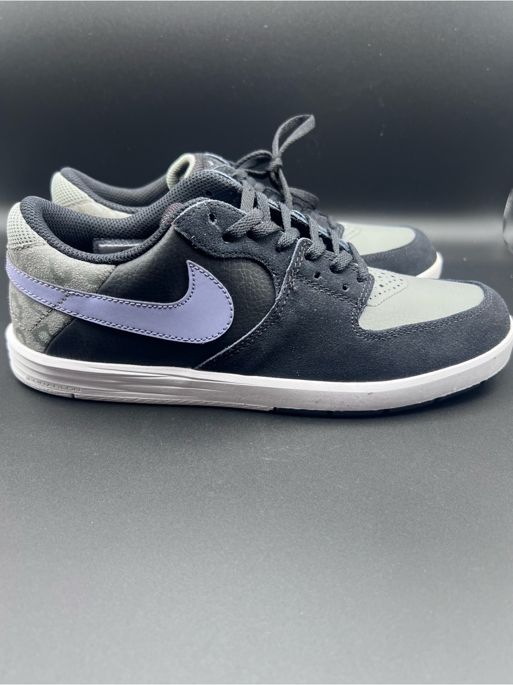 Nike Men’s Low-Top Sneakers - Black & Lavender